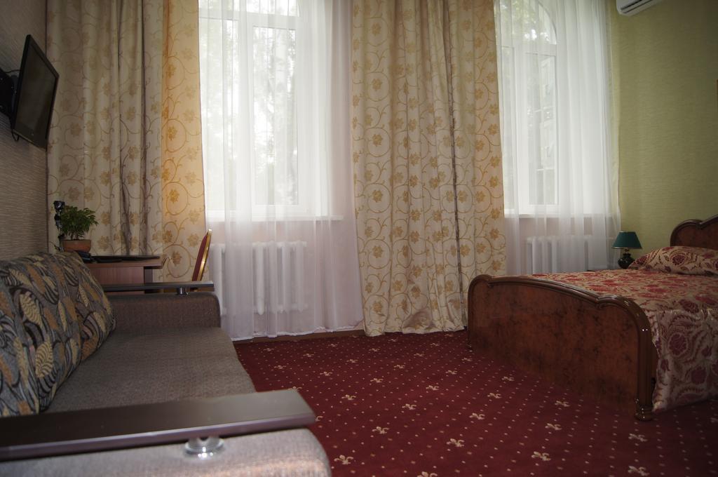 Levyi Bereg Hotel Ulyanovsk Exterior photo